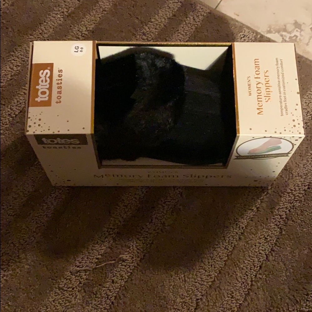 Ladies black slipper size large 8-9 new